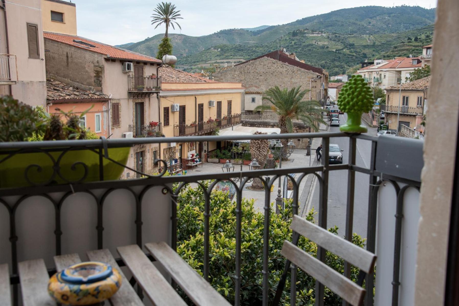 The Palace B&B And Apartments Santo Stefano di Camastra Eksteriør bilde