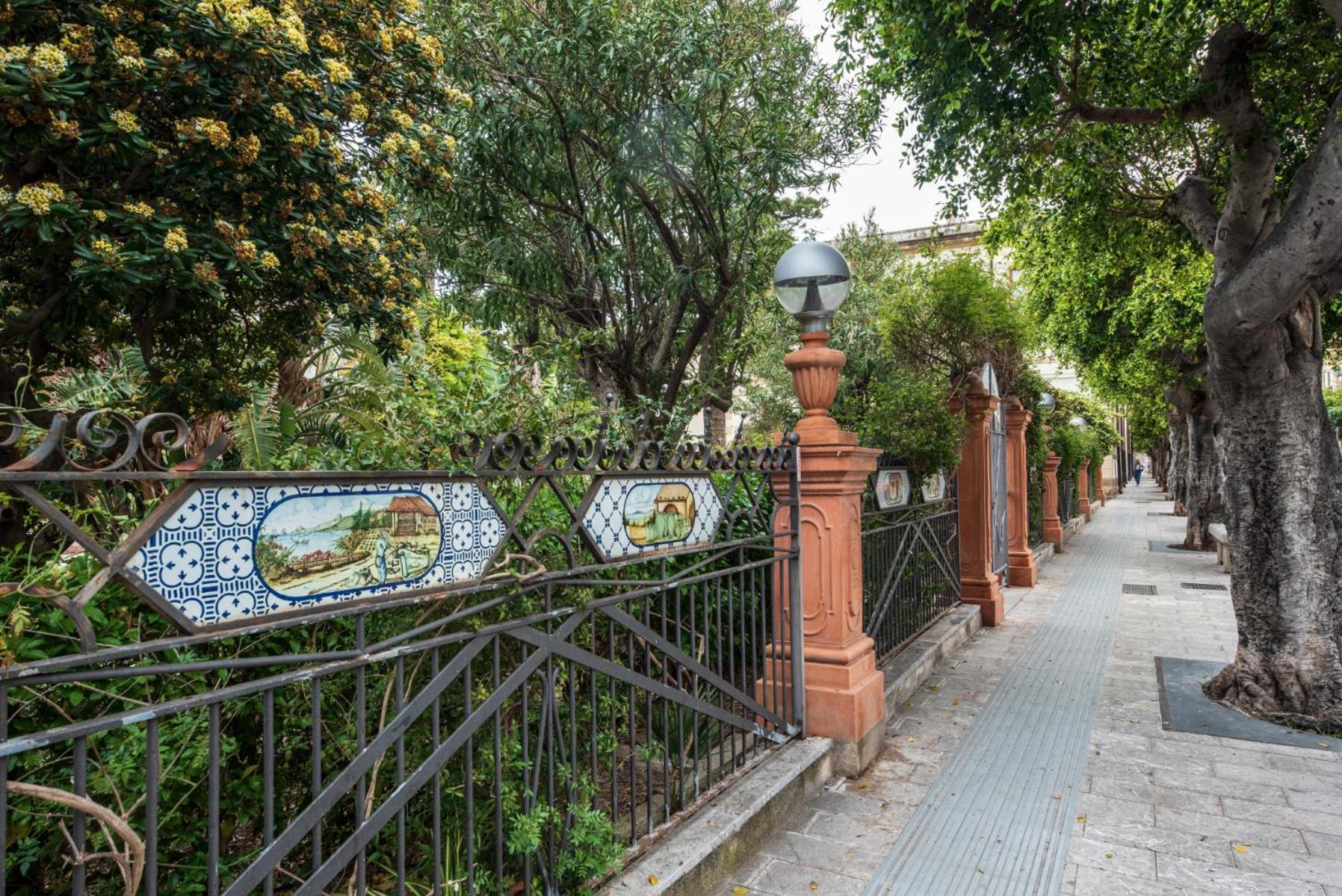 The Palace B&B And Apartments Santo Stefano di Camastra Eksteriør bilde
