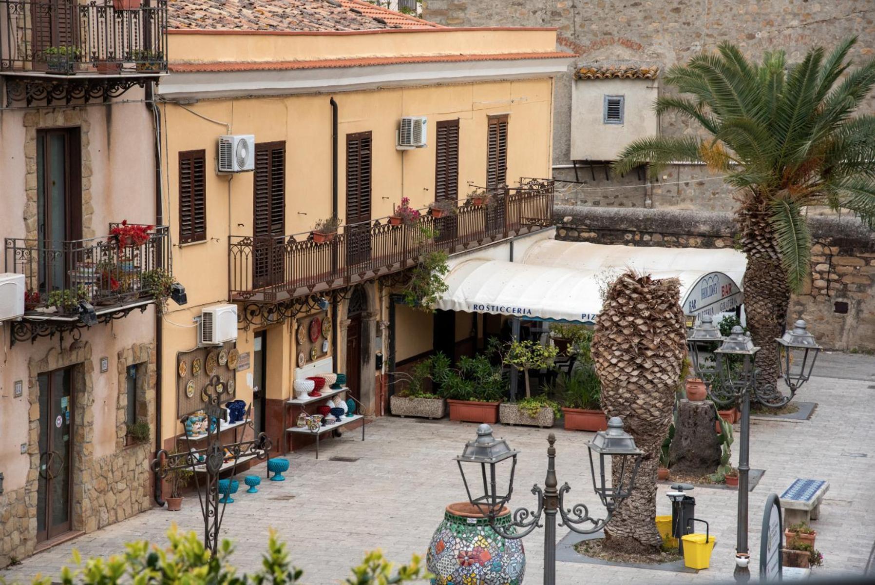 The Palace B&B And Apartments Santo Stefano di Camastra Eksteriør bilde