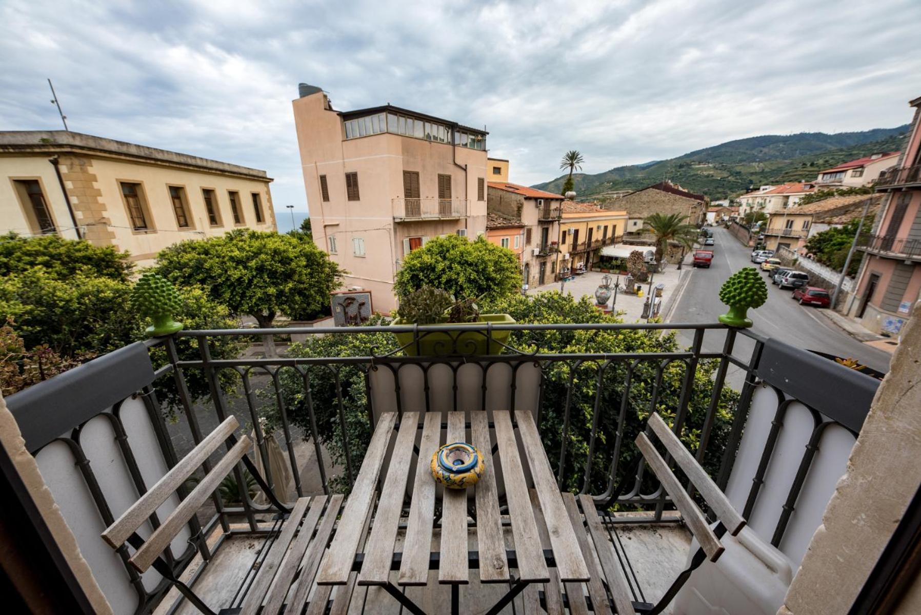 The Palace B&B And Apartments Santo Stefano di Camastra Eksteriør bilde